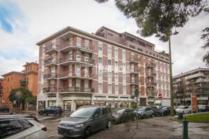 AMPIO E LUMINOSO 4 LOCALI CON BALCONE E BOX AUTO!