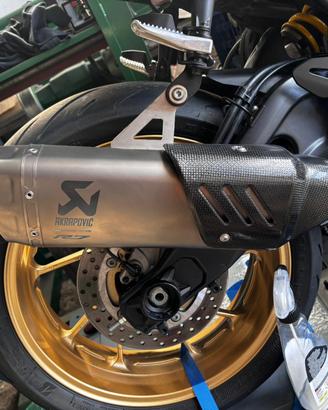Scarico akrapovic per R7 omologato
