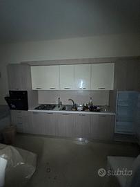 Cucina completa con tavolo e sedie