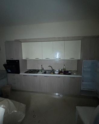 Cucina completa con tavolo e sedie