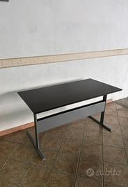 Scrivania ufficio moderna con struttura in metallo