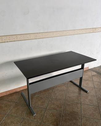 Scrivania ufficio moderna con struttura in metallo
