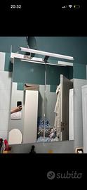 Specchiera contenitore con luce led superiore