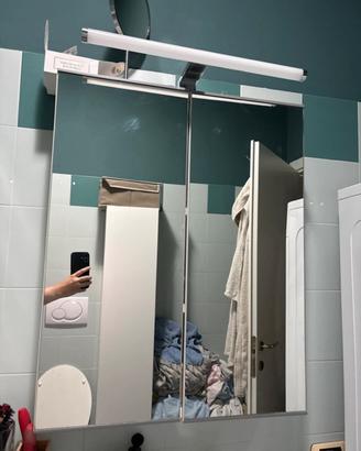 Specchiera contenitore con luce led superiore
