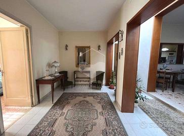 Casa singola con terrazza e garage