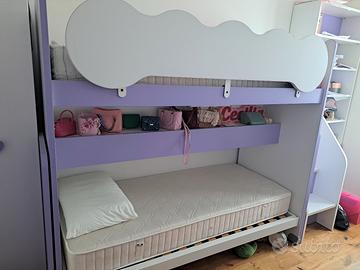 Letto a castello con passatoio posteriore. 
