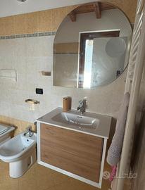 Bagno sospeso bianco/rovere