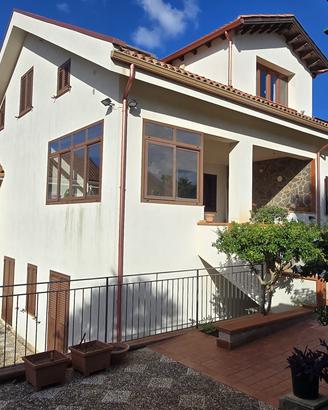VILLA CON AMPIO SPAZIO ESTERNO - LANZA DI SCALEA