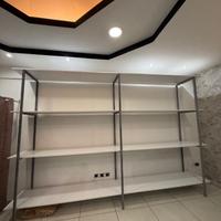 Scaffalatura in metallo e legno massiccio