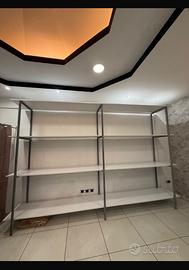 Scaffalatura in metallo e legno massiccio