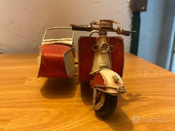 Modellino Lambretta con sidecar in metallo Vespa