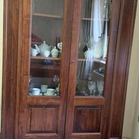 vetrina e mobile alto in legno massello 
