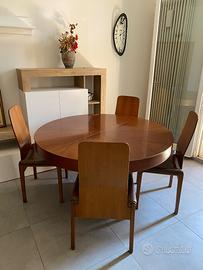 set di quattro sedie e tavolo