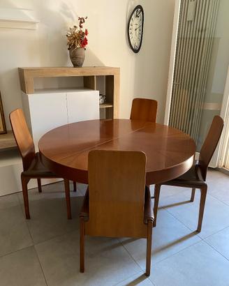 set di quattro sedie e tavolo