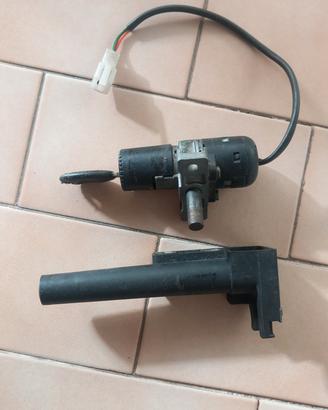 Blocchetto con chiave accensione e  chiusura sella