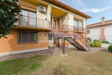 Villa di 211 m² con più di 5 locali e box auto a M
