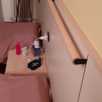 Parete in legno chiaro, ( boiserie) da camera