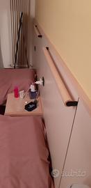 Parete in legno chiaro, ( boiserie) da camera