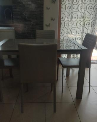 TAVOLO ALLUNGABILE +4 SEDIE