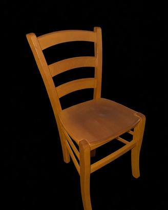 Sedia in legno massello – robusta e resistente