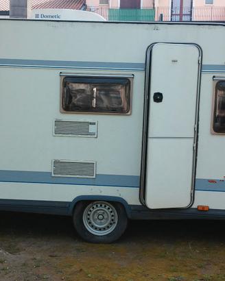 Caravan targato BO*039661 marca Burstner
