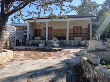 VILLA A SCHIERA D'ANGOLO A CASSANO DELLE MURGE