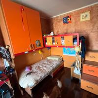 Cameretta: letto a soppalco, scrivania, libreria