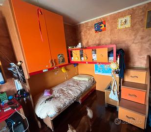Cameretta: letto a soppalco, scrivania, libreria