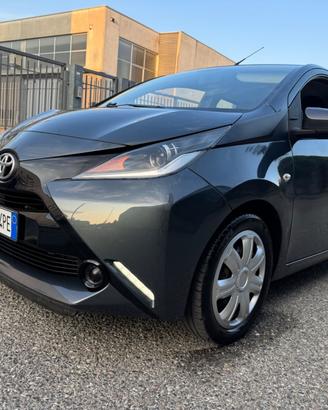 Toyota Aygo retrocamera tagliandata Neopatentati