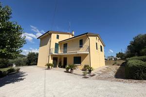 Casa singola con 2 appartamenti, garage e corte