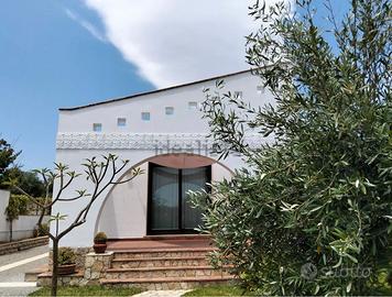Villa con giardino a pochi passi dal mare