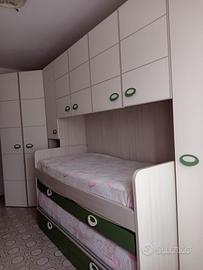 Cameretta con cabina armadio, ponte e due letti