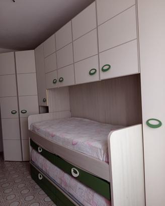 Cameretta con cabina armadio, ponte e due letti