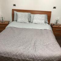 Letto matrimoniale con due comodini