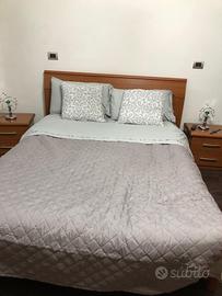 Letto matrimoniale con due comodini