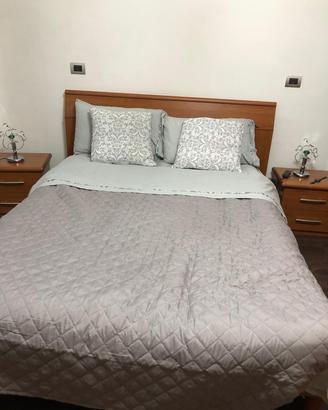 Letto matrimoniale con due comodini