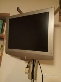 TV color LG  20LC1r-Zg A con staffe per parete