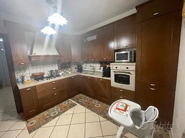 Cucina Angolare Classica in Noce - 230x320 cm