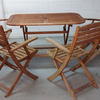 4 sedie  e  Tavolo in legno