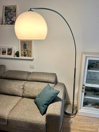 Lampada da terra ad arco