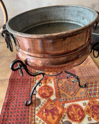 Vaso di Rame antico con base