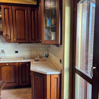 Cucina con elettrodomestici