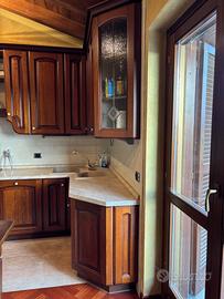 Cucina con elettrodomestici