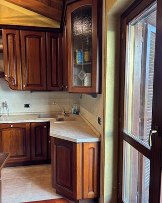 Cucina con elettrodomestici