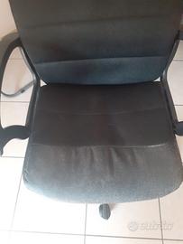 Sedia nera da ufficio con rotelle