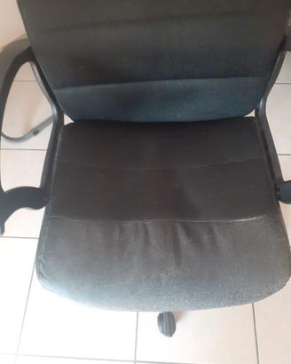 Sedia nera da ufficio con rotelle