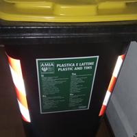 Bidone raccolta plastica. 