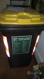 Bidone raccolta plastica. 