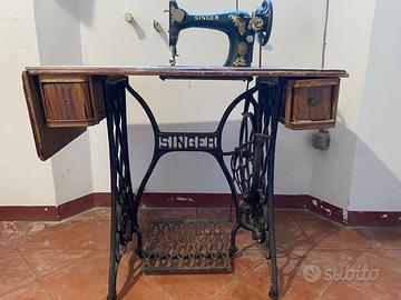 Mobile Singer con macchina da cucire