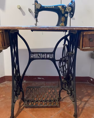 Mobile Singer con macchina da cucire